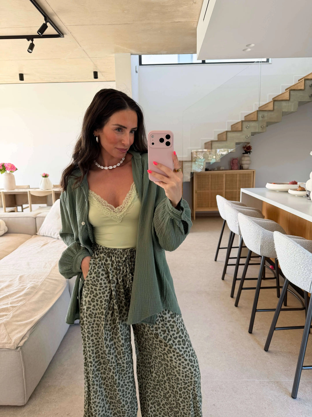 Musselin Bluse - Khaki – am Model | Lisa’s Boutique