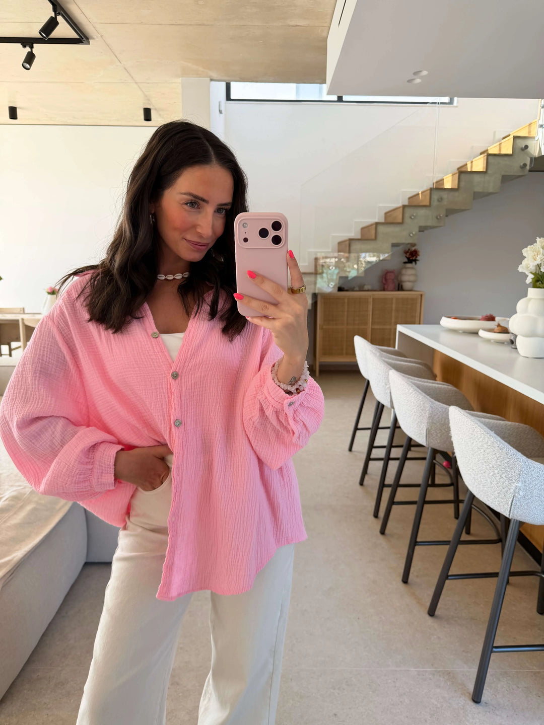 Mousseline Blouse – Roze – gedragen door een model | Lisa’s Boutique