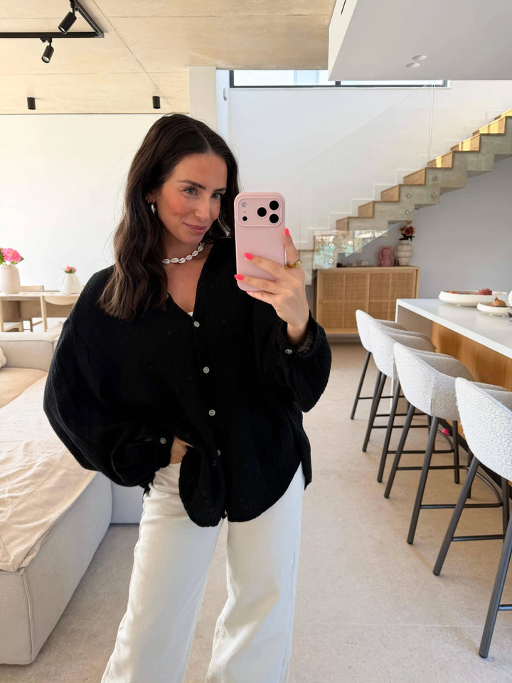 Musselin Bluse - Schwarz – am Model | Lisa’s Boutique