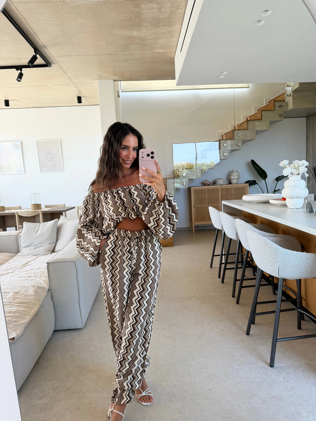 Crop top in mussola donna in marrone e crema, figura intera in coordinato con i pantaloni | Lisa’s Boutique