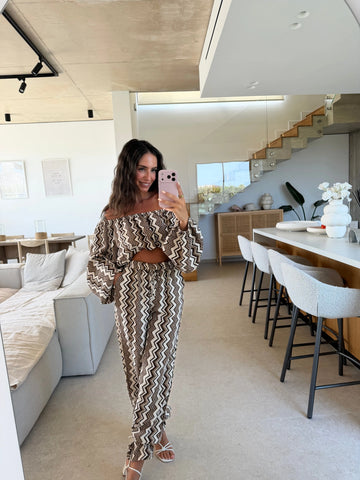 Crop top in mussola donna in marrone e crema, figura intera in coordinato con i pantaloni | Lisa’s Boutique