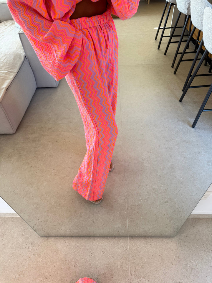 Musselin Hose Apricot Flieder Vorderansicht | Lisa’s Boutique