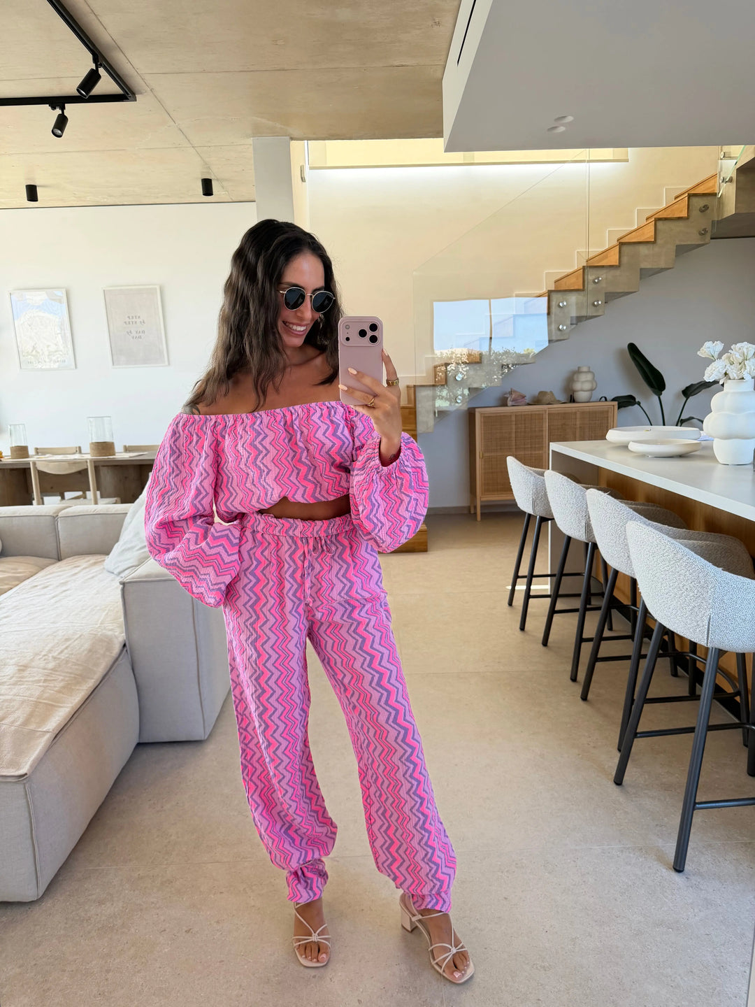 Pantalones de muselina mujer en lila y rosa, selfi en el espejo en el salón con el top a juego | Lisa’s Boutique