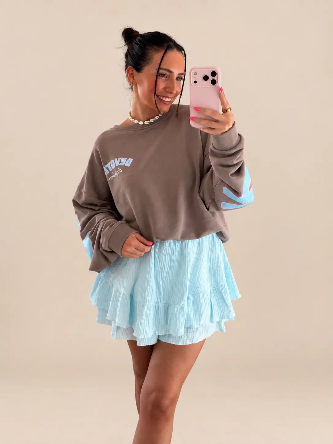 Oversized Sweatshirt „Devotion“ Damen in Taupe und blauer Musselin Hosenrock | Lisa’s Boutique