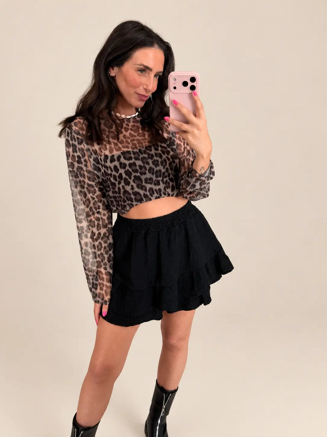 Broekrok dames in Zwart met volants en elastische band, spiegelfoto aan het model met top met panterprint | Lisa’s Boutique