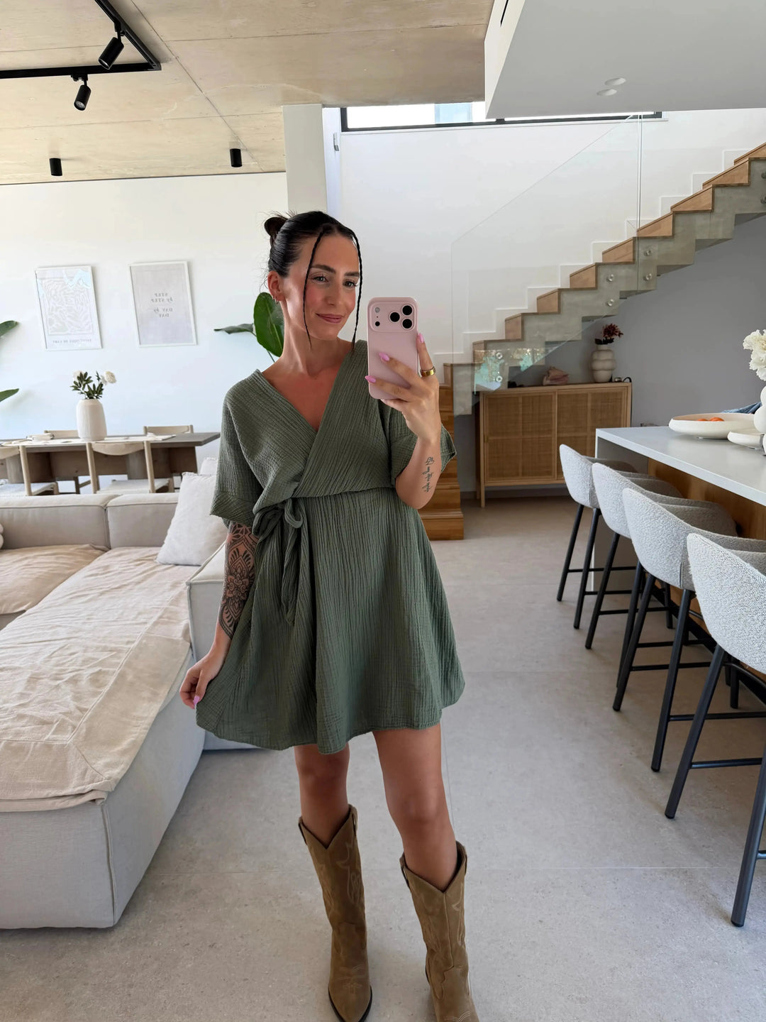 Vestito in mussola donna in kaki, vista frontale in soggiorno | Lisa’s Boutique