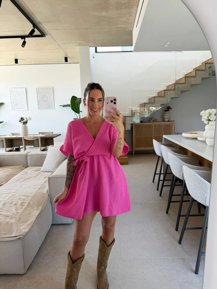 Mousseline Jurk – Pink – gedragen door een model | Lisa’s Boutique