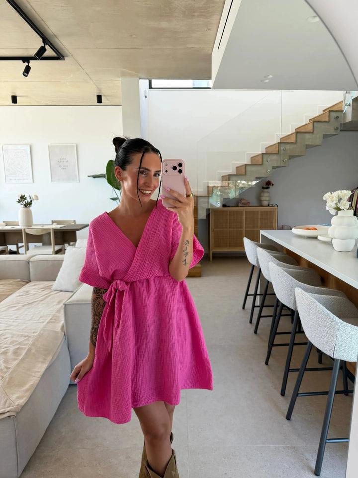 Mousseline Jurk – Pink – gedragen door een model | Lisa’s Boutique