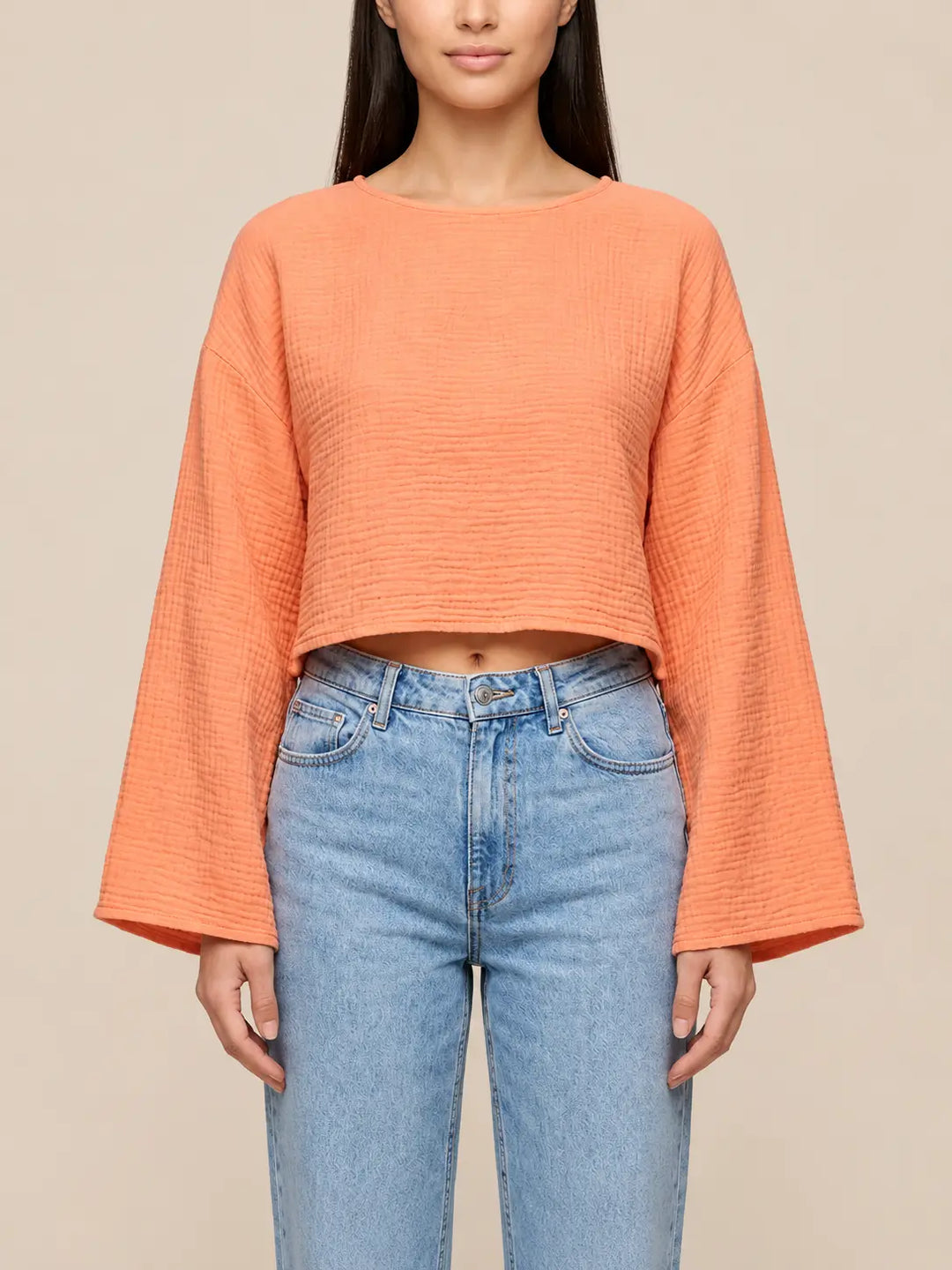 Maglia a maniche lunghe in mussola albicocca, primo piano della parte anteriore | Lisa’s Boutique