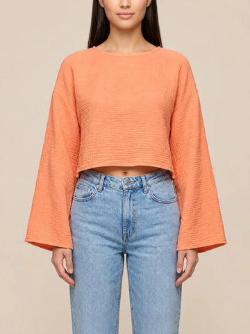 Maglia a maniche lunghe in mussola albicocca, primo piano della parte anteriore | Lisa’s Boutique