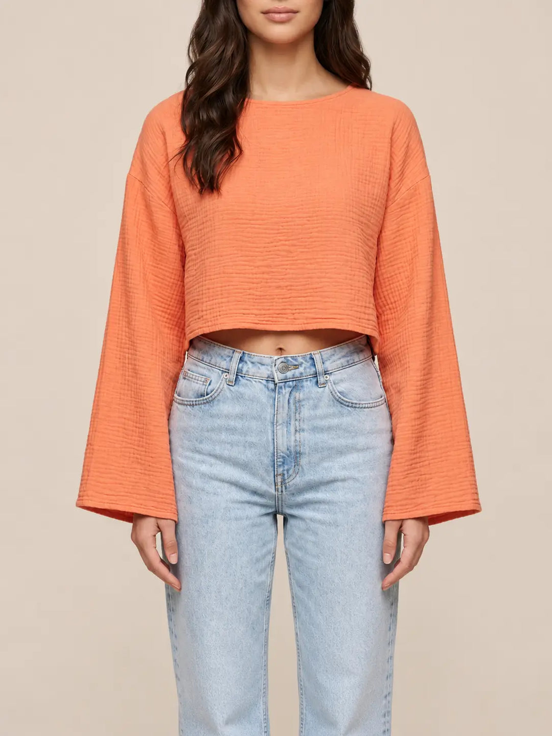 Maglia a maniche lunghe in mussola albicocca, vista frontale con jeans | Lisa’s Boutique