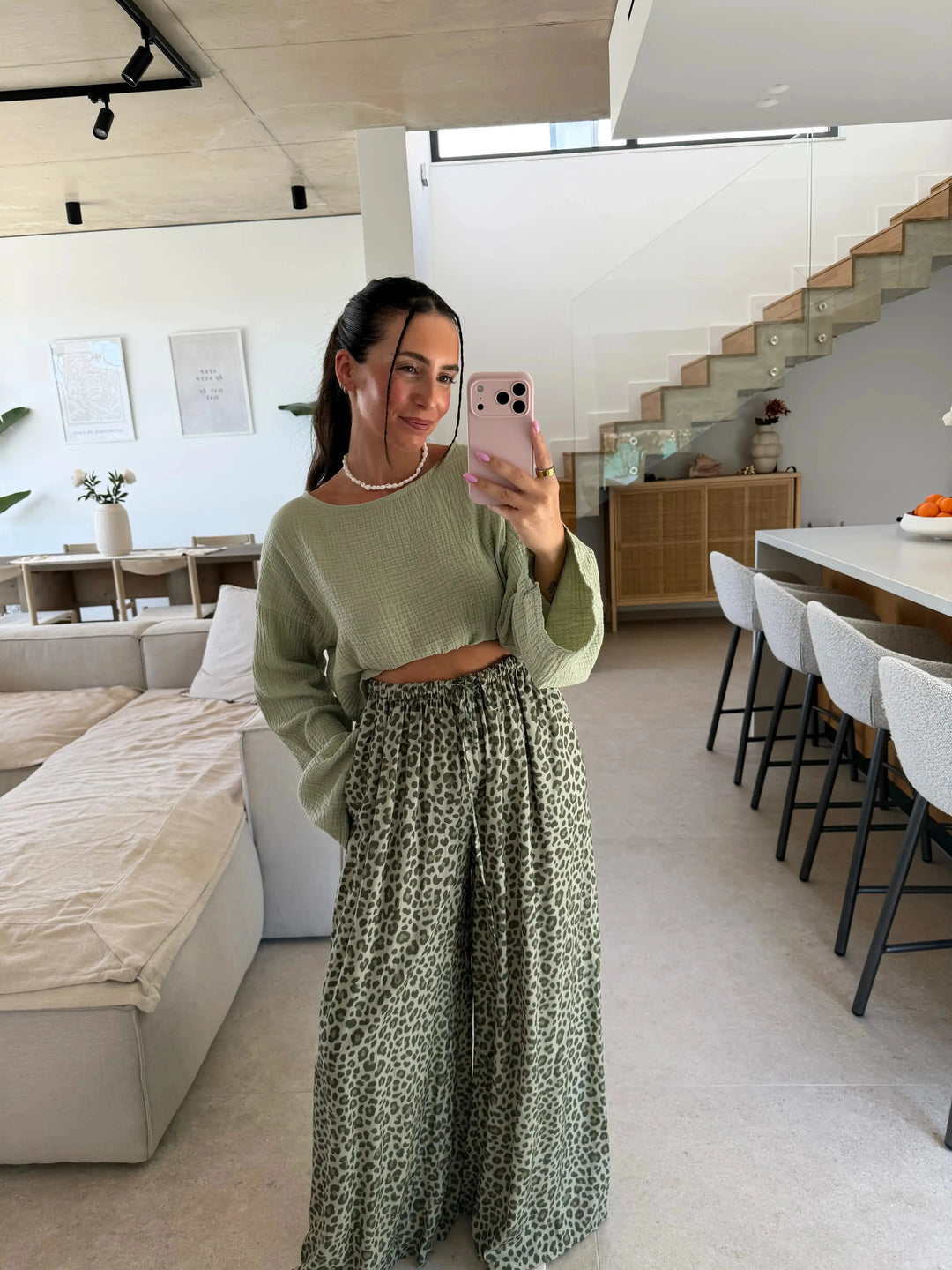Maglia a maniche lunghe in mussola kaki, selfie allo specchio con pantaloni larghi a fantasia | Lisa’s Boutique