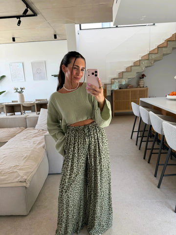 Maglia a maniche lunghe in mussola kaki, selfie allo specchio con pantaloni larghi a fantasia | Lisa’s Boutique