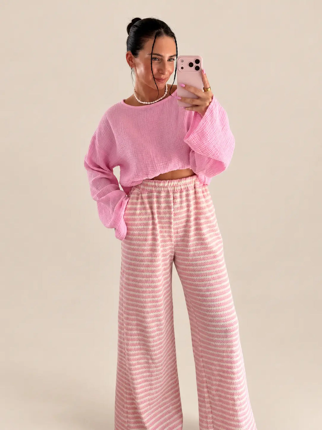 Gestreepte gebreide broek dames in Roze en Wit met mousseline longsleeve in Roze, volledig aanzicht aan het model | Lisa’s Boutique