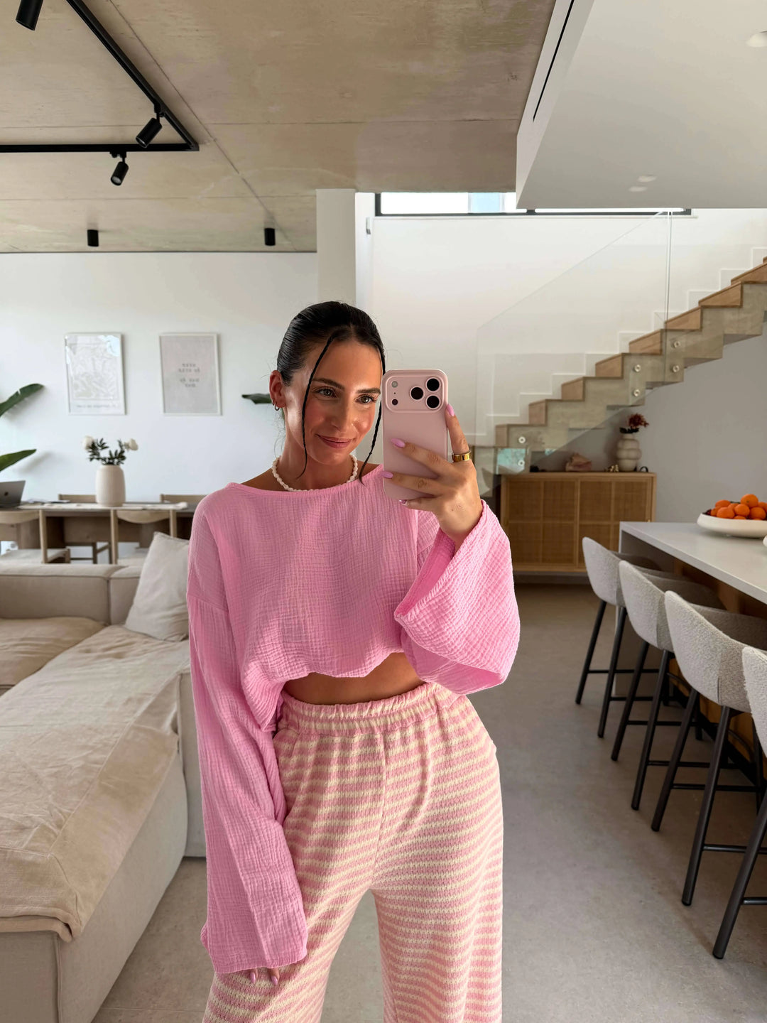 T-shirt manches longues en gaze de coton rose pour femme, selfie miroir avec un pantalon rayé | Lisa’s Boutique