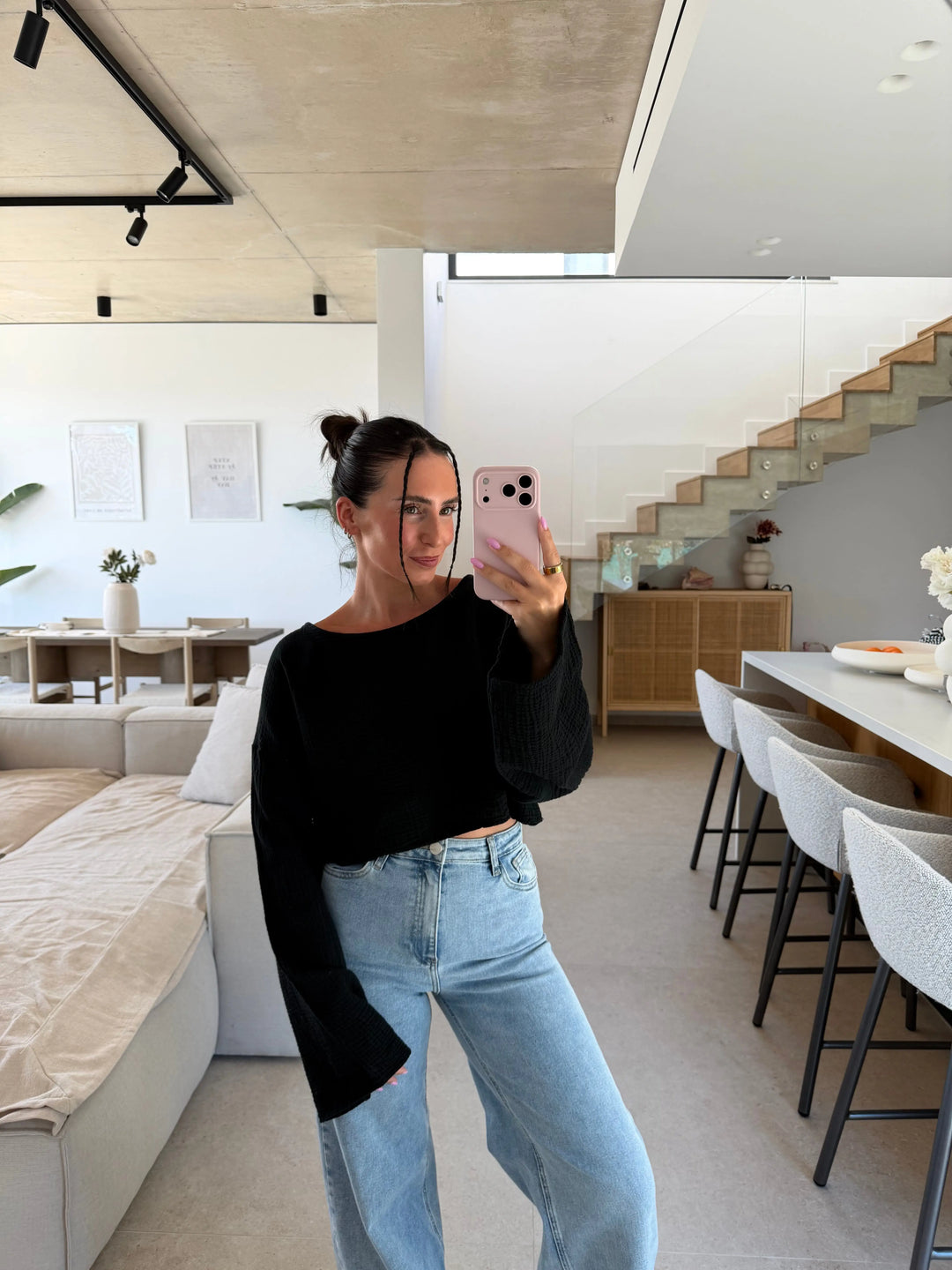 Maglia a maniche lunghe in mussola nera, selfie allo specchio con jeans in salotto | Lisa’s Boutique