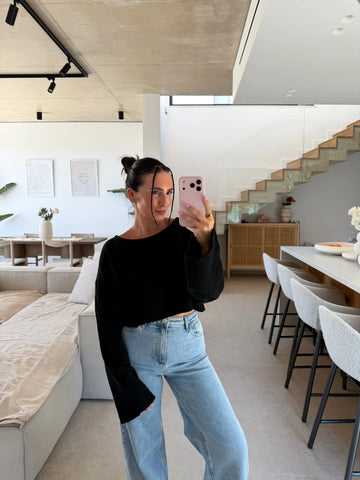 Maglia a maniche lunghe in mussola nera, selfie allo specchio con jeans in salotto | Lisa’s Boutique