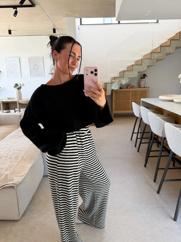 Maglia a maniche lunghe in mussola nera, abbinata a pantaloni a righe | Lisa’s Boutique