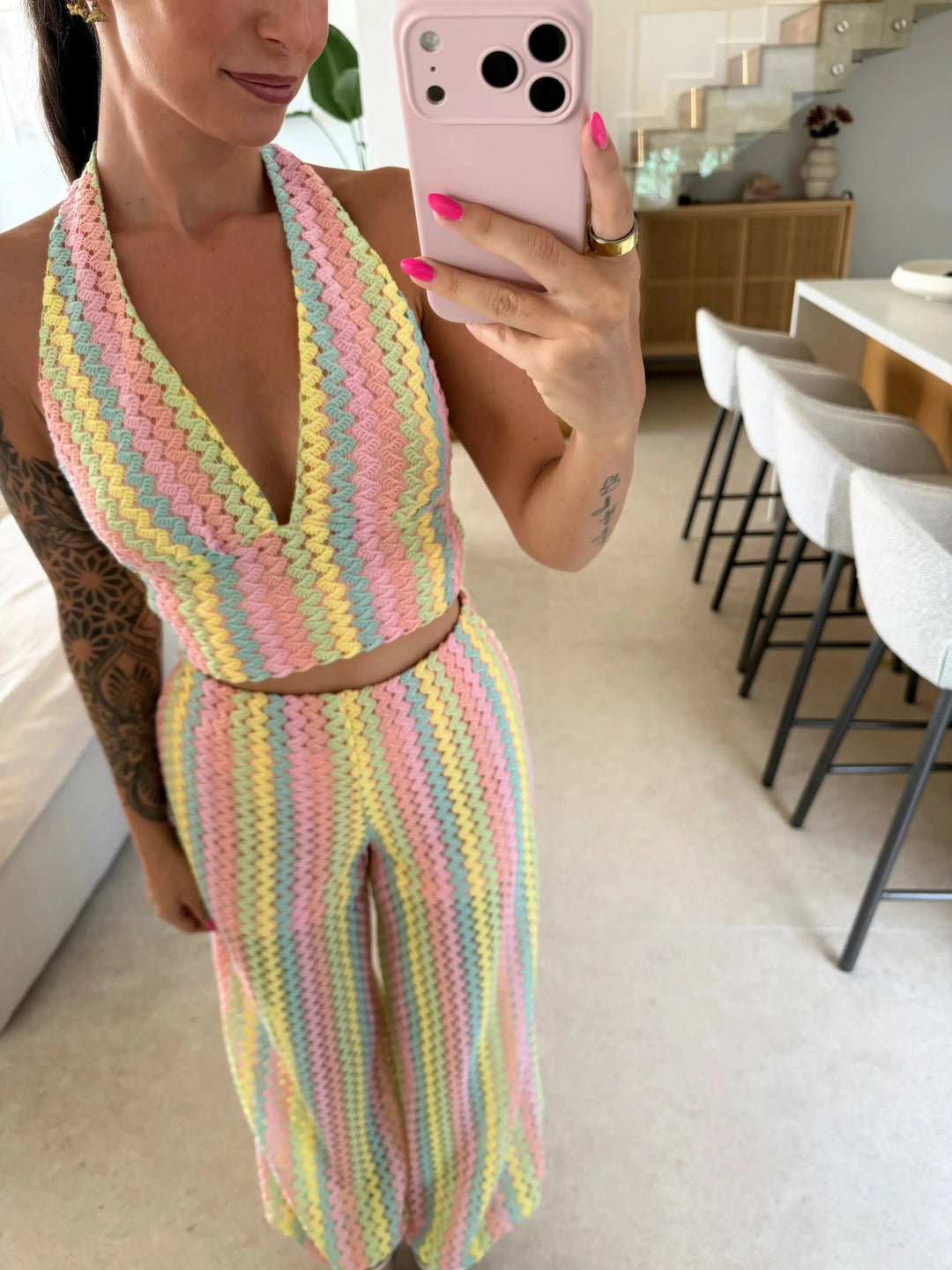 Top halter efecto crochet mujer en rosa, primer plano en la modelo en el salón | Lisa’s Boutique