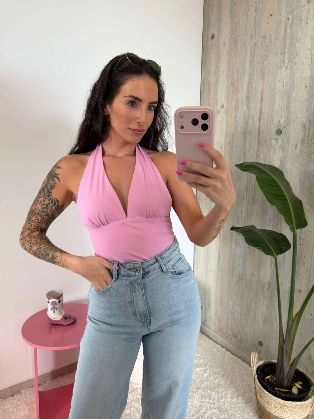 Pinkes Neckholder-Top für Damen mit tiefem V-Ausschnitt, Spiegelaufnahme am Model mit hellblauer Jeans | Lisa’s Boutique