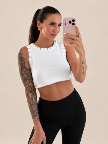 Biały top damski z ćwiekami i okrągłym dekoltem | Lisa’s Boutique
