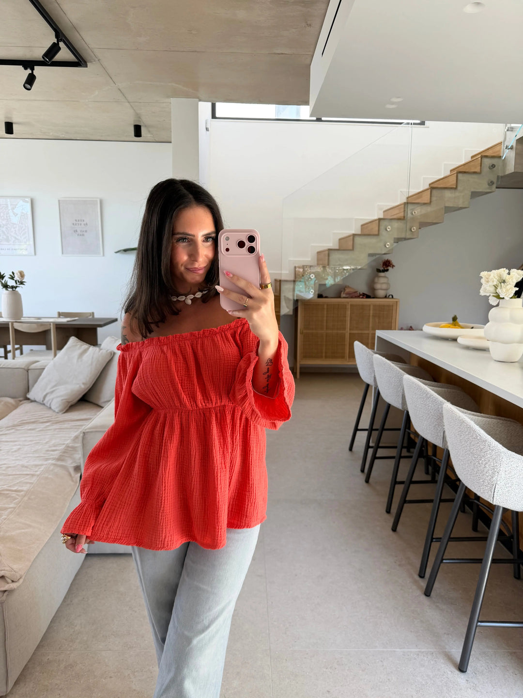Camicetta in mussola a spalle scoperte donna in corallo, vista frontale con jeans chiari | Lisa’s Boutique