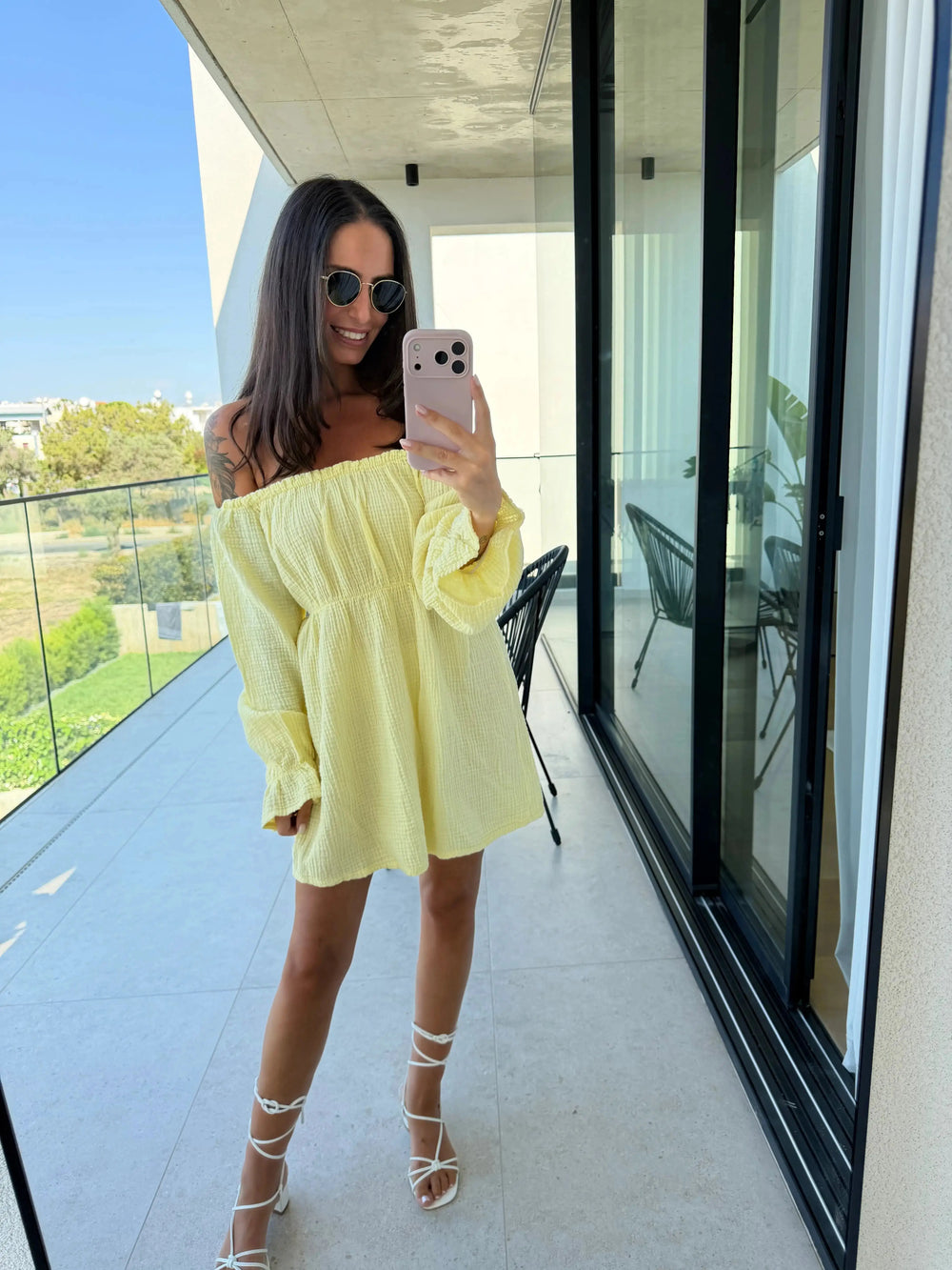 Off-Shoulder Musselin Kleid – Gelb – am Model | Lisa’s Boutique
