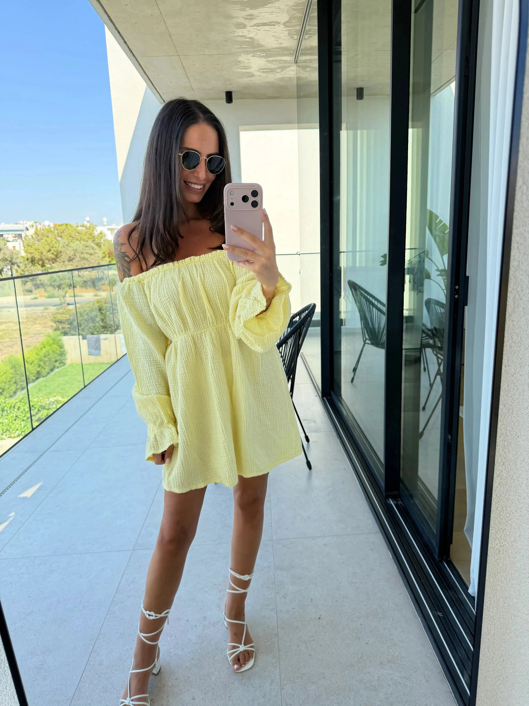 Off-Shoulder Mousseline Jurk – Geel – gedragen door een model | Lisa’s Boutique