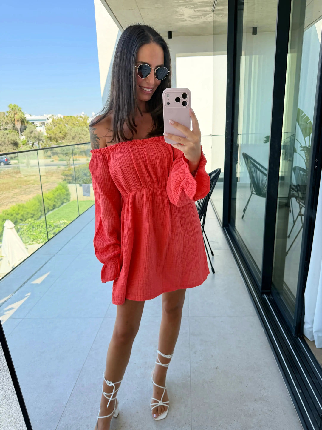 Off-Shoulder Mousseline Jurk – Koraal – gedragen door een model | Lisa’s Boutique