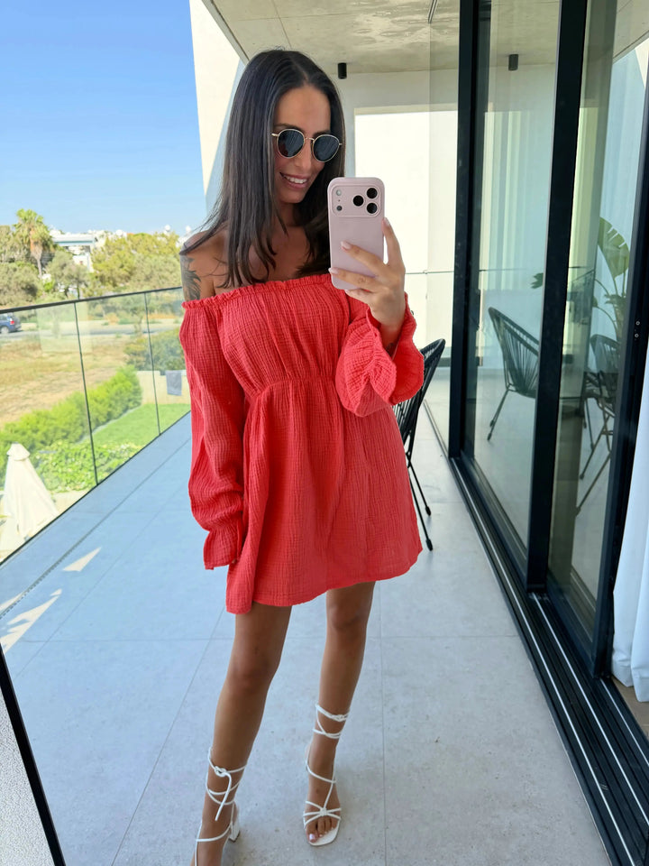 Off-Shoulder Mousseline Jurk – Koraal – gedragen door een model | Lisa’s Boutique