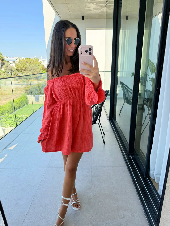 Off-Shoulder Mousseline Jurk – Koraal – gedragen door een model | Lisa’s Boutique