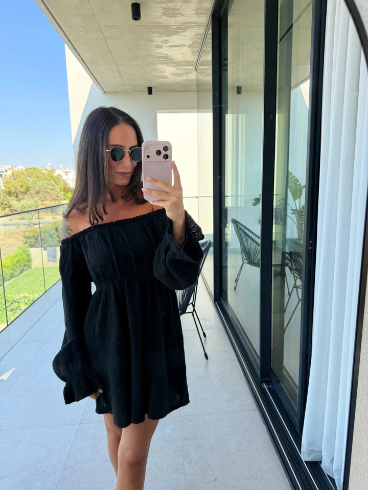 Off-Shoulder Mousseline Jurk – Zwart – gedragen door een model | Lisa’s Boutique