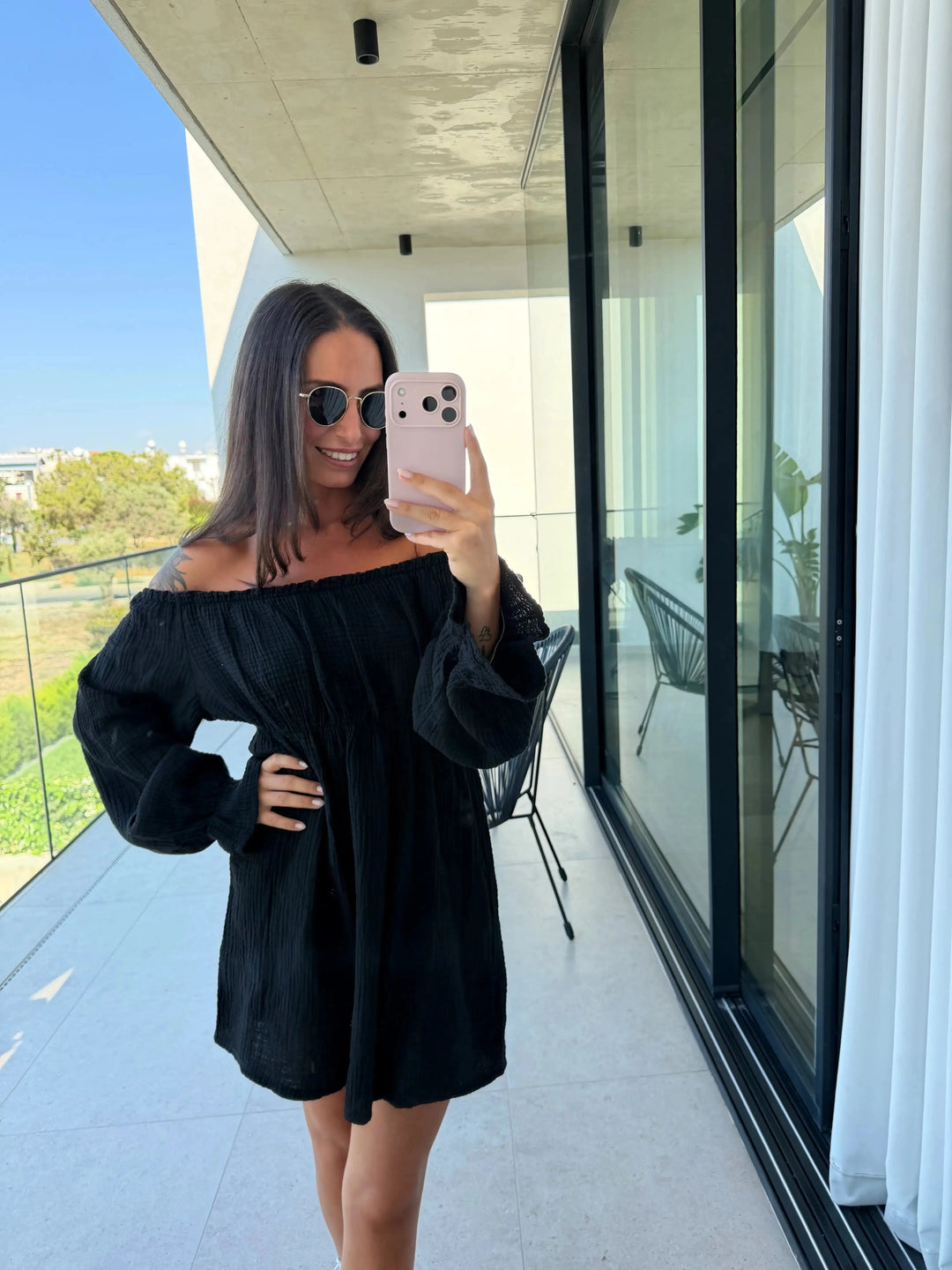 Off-Shoulder Mousseline Jurk – Zwart – gedragen door een model | Lisa’s Boutique