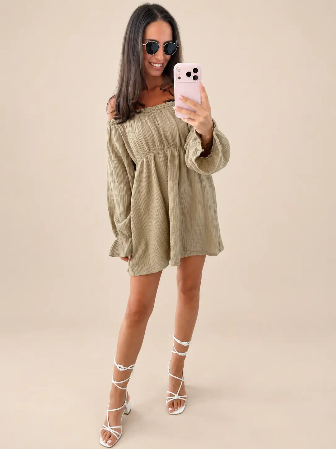 Off shoulder mousseline jurk dames in Taupe, Detailaanzicht | Lisa’s Boutique