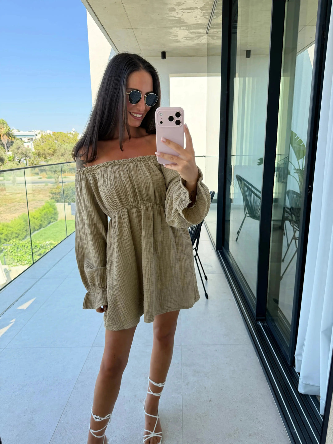 Off-Shoulder Mousseline Jurk – Taupe – gedragen door een model | Lisa’s Boutique