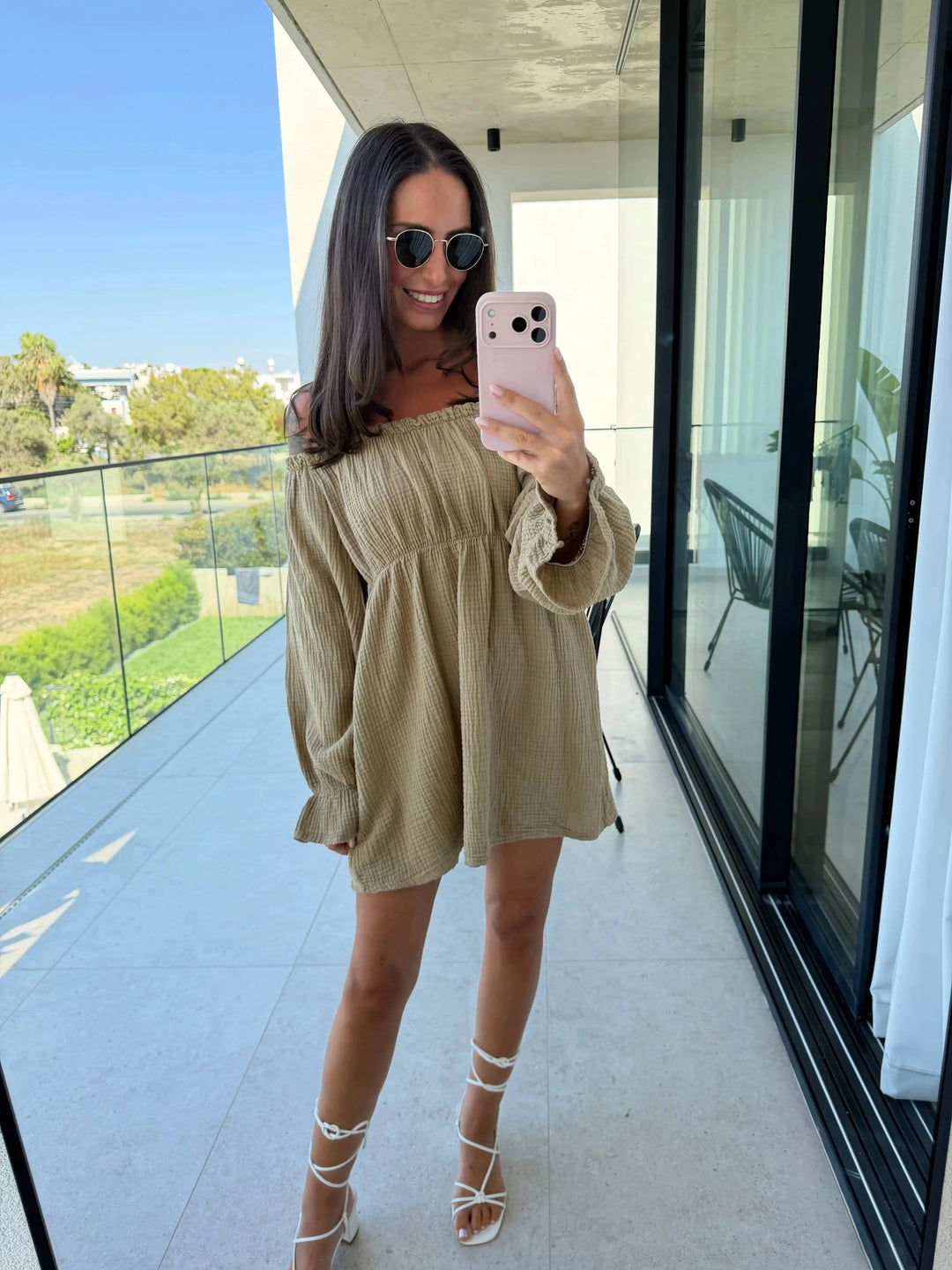Off-Shoulder Mousseline Jurk – Taupe – gedragen door een model | Lisa’s Boutique