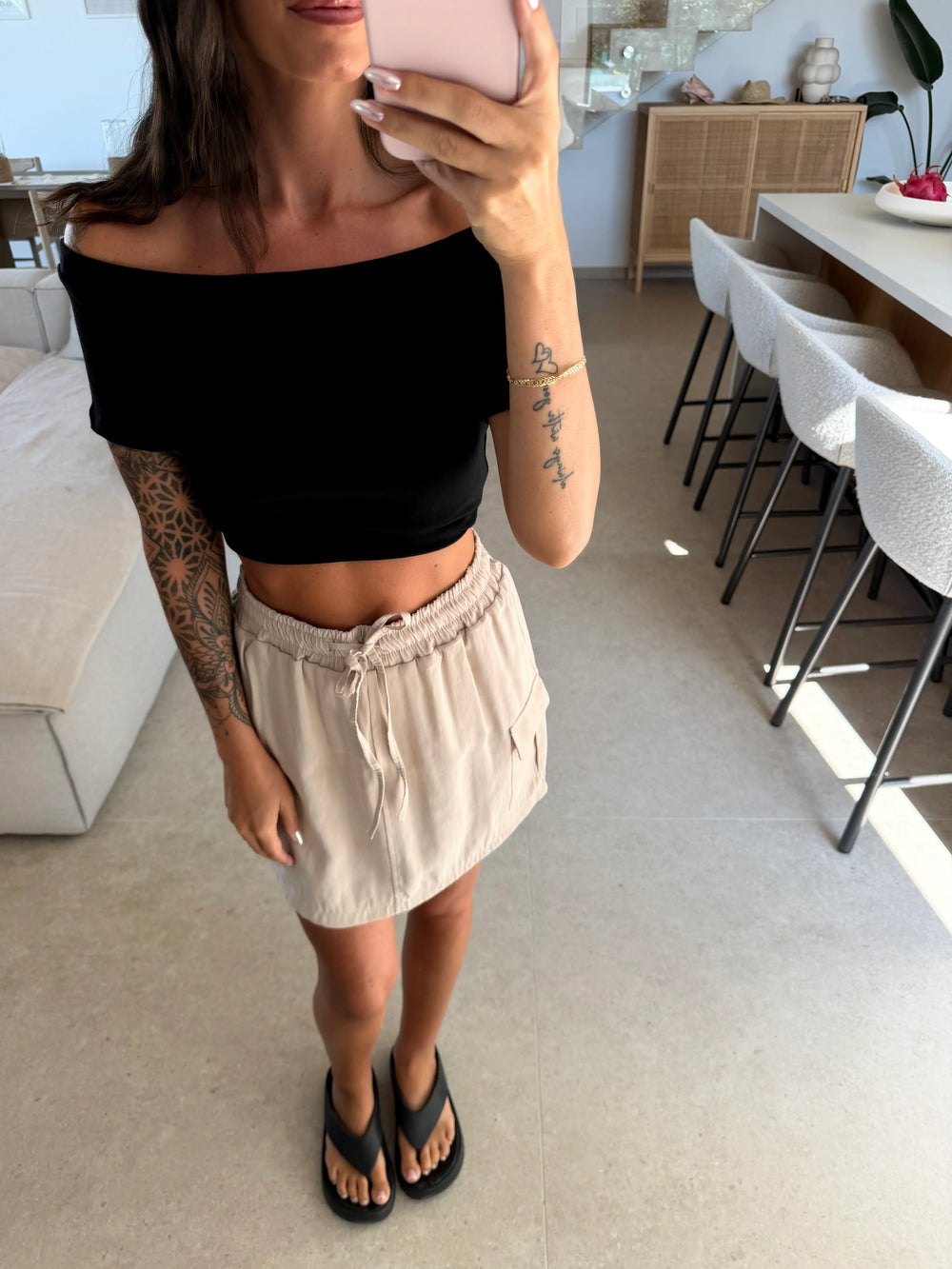 Off shoulder top dames in Zwart met cargorok, gedragen in een outfit | Lisa’s Boutique