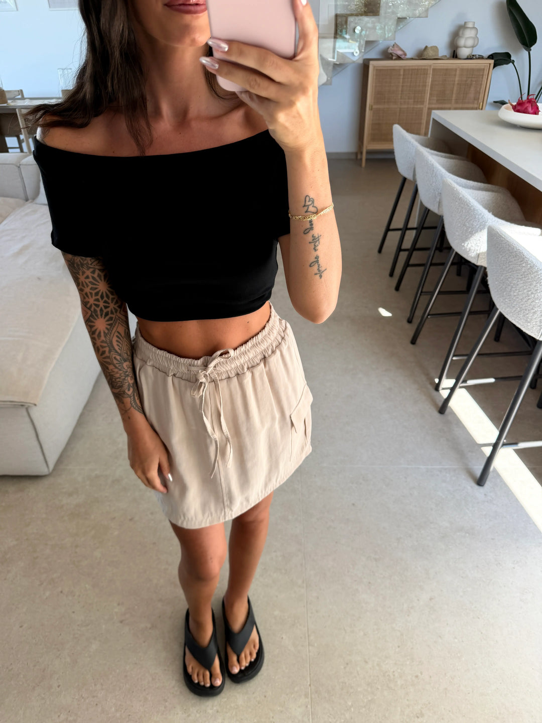 Off shoulder top dames in Zwart met cargorok, gedragen in een outfit | Lisa’s Boutique