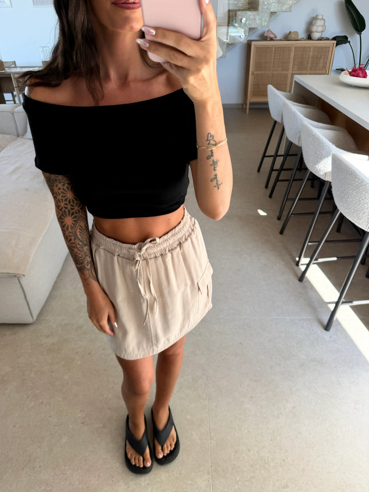 Off shoulder top dames in Zwart met cargorok, gedragen in een outfit | Lisa’s Boutique