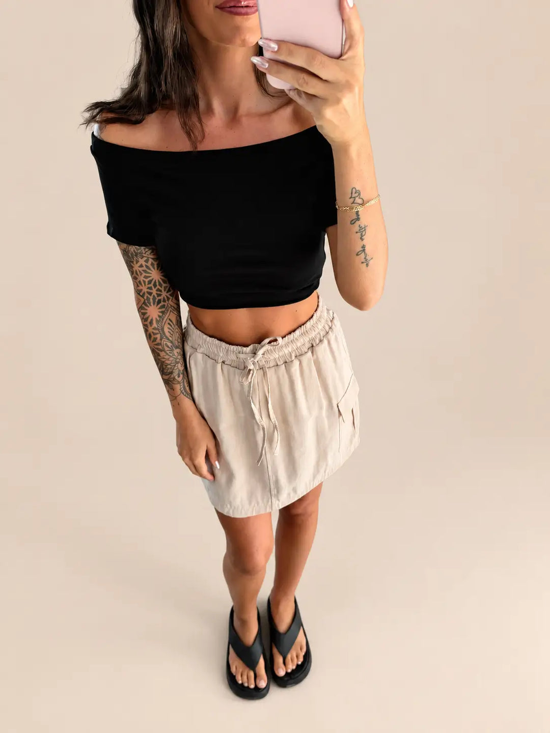 Off shoulder top dames in Zwart met cargorok, gedragen in een outfit | Lisa’s Boutique