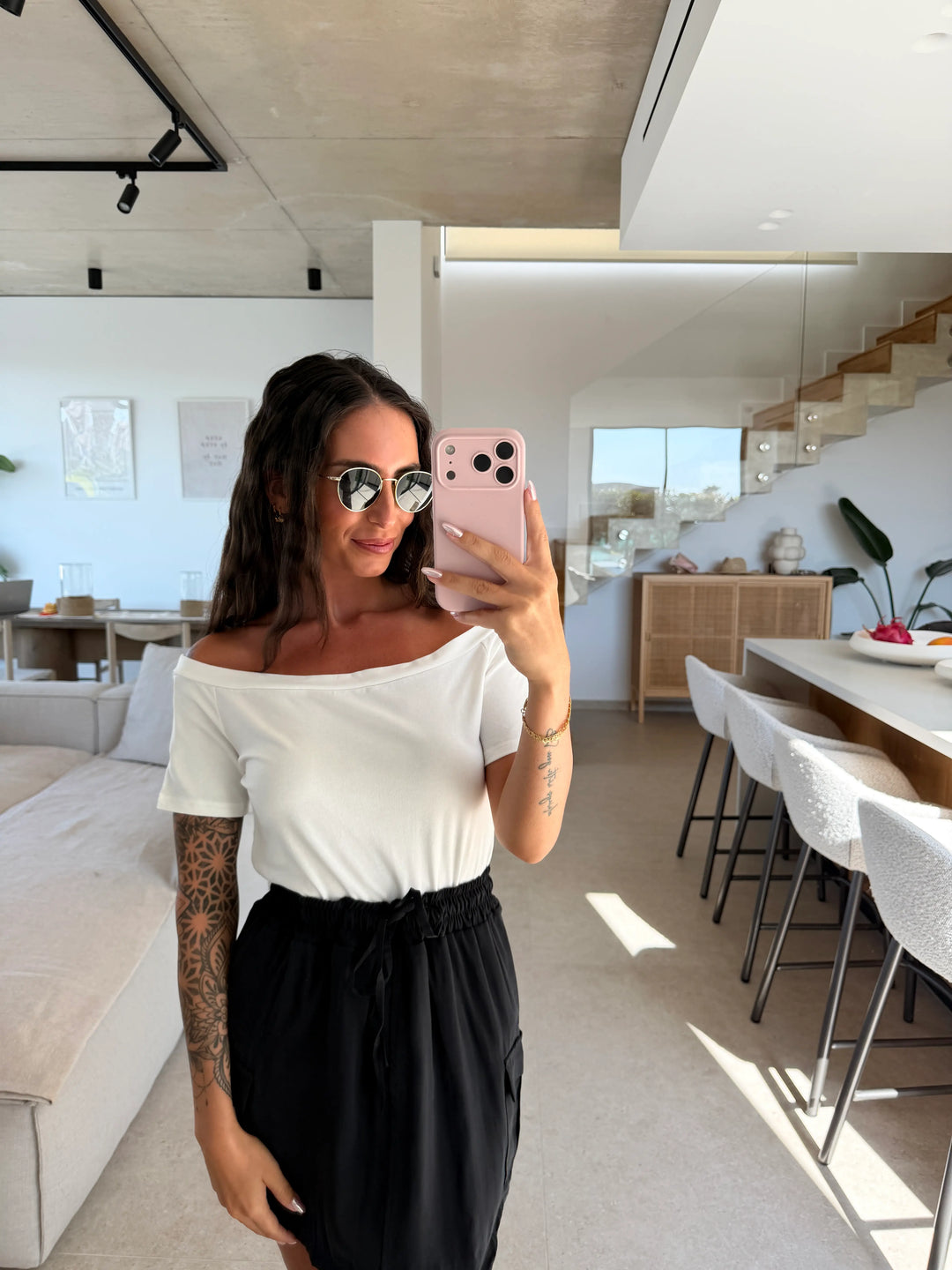 Off shoulder top dames in Wit met rok, gedragen in een outfit | Lisa’s Boutique