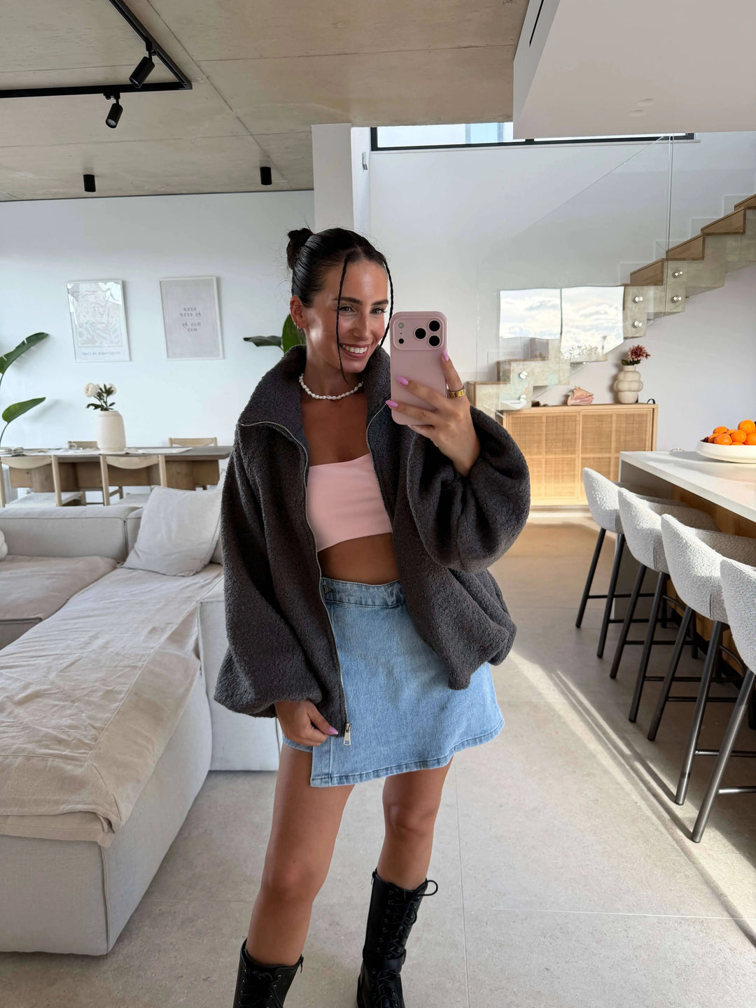 Szara kurtka oversize damska z bufiastymi rękawami, zdjęcie w lustrze we wnętrzu ze spódnicą jeansową | Lisa’s Boutique