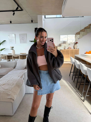 Szara kurtka oversize damska z bufiastymi rękawami, zdjęcie w lustrze we wnętrzu ze spódnicą jeansową | Lisa’s Boutique