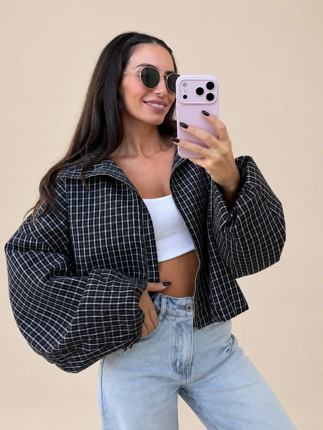 Veste oversize à carreaux femme bleu marine ouverte sur un top blanc avec un jean clair | Lisa’s Boutique