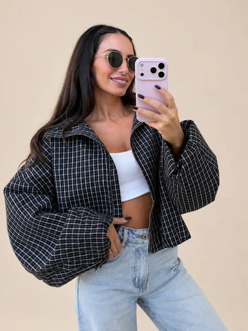 Veste oversize à carreaux femme bleu marine ouverte sur un top blanc avec un jean clair | Lisa’s Boutique
