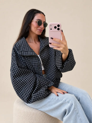 Veste oversize à carreaux femme bleu marine à manches amples, assise, vue rapprochée | Lisa’s Boutique