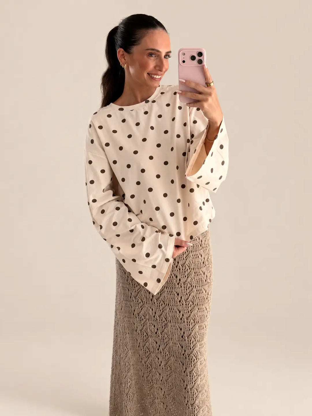 Maglia oversize a pois donna in beige, vista laterale con maniche ampie | Lisa’s Boutique