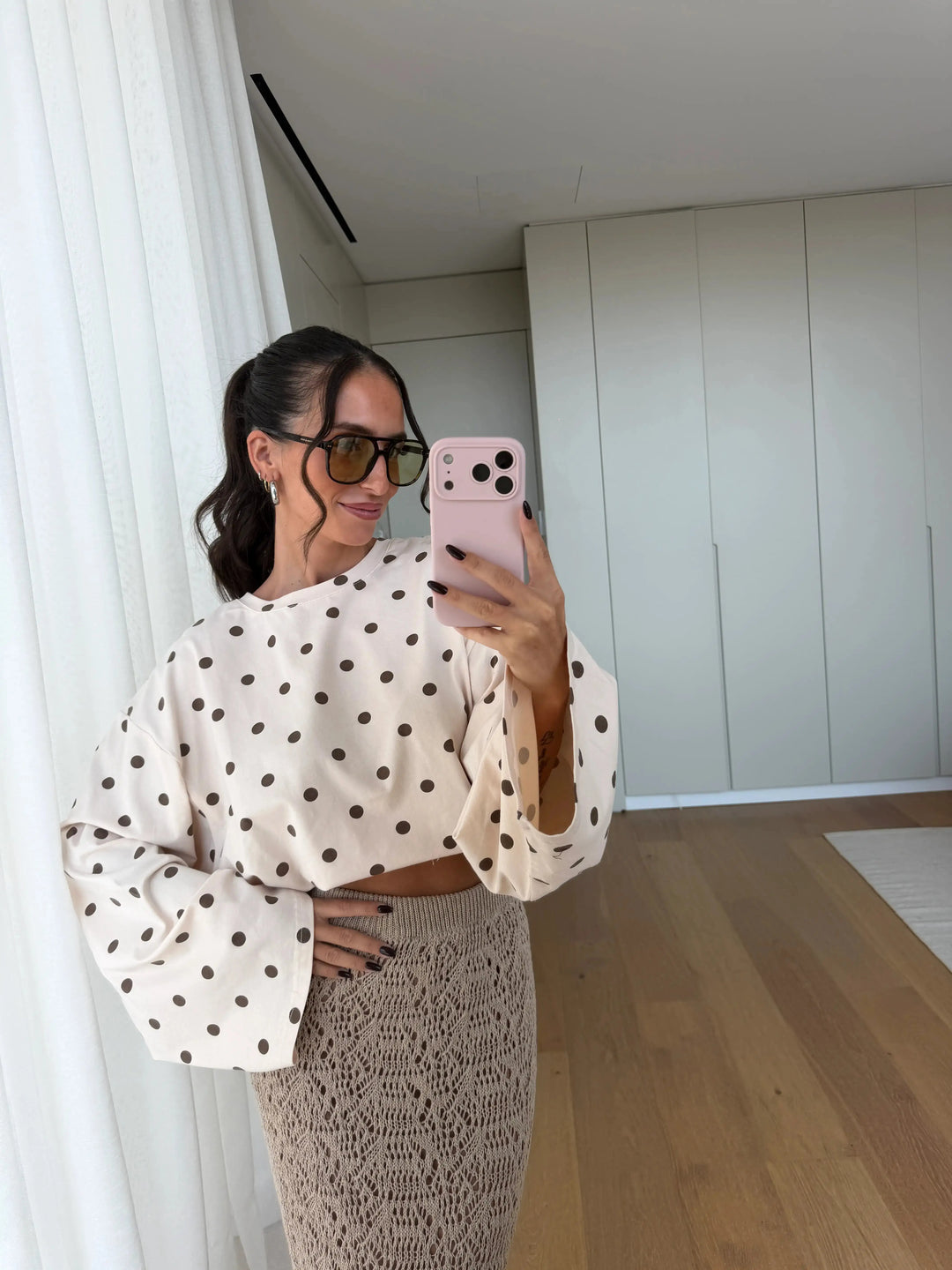 Maglia oversize a pois donna in beige, selfie allo specchio vicino alla finestra | Lisa’s Boutique