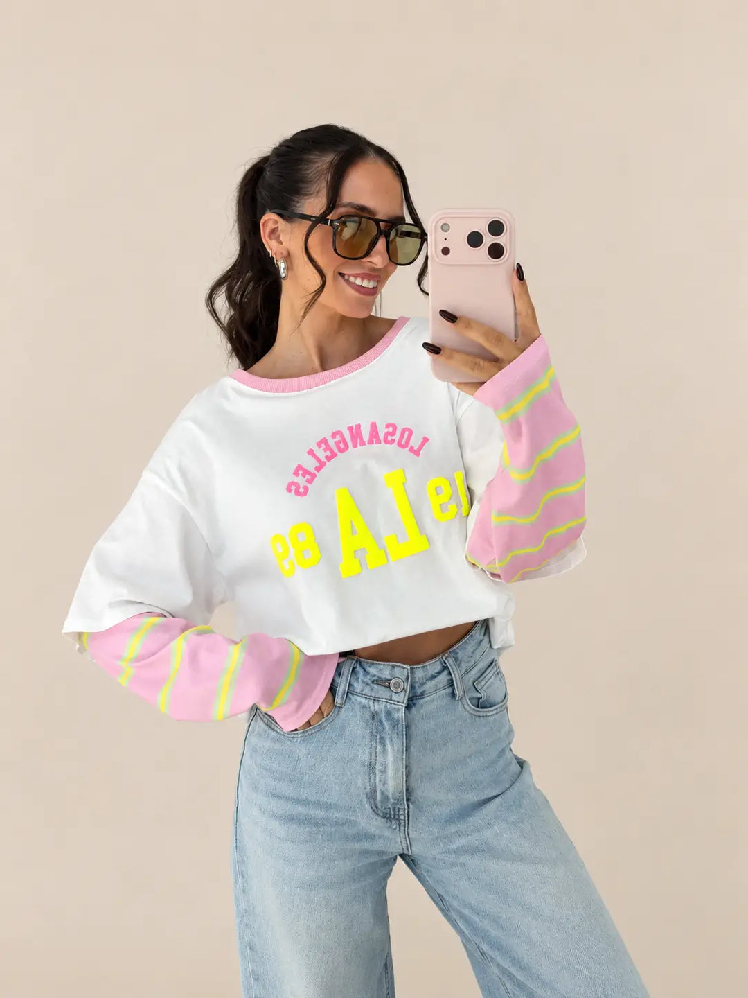 Oversize Shirt College Style in Rosa mit gelbem College-Print und rosa Ärmeldetails, Nahansicht | Lisa’s Boutique