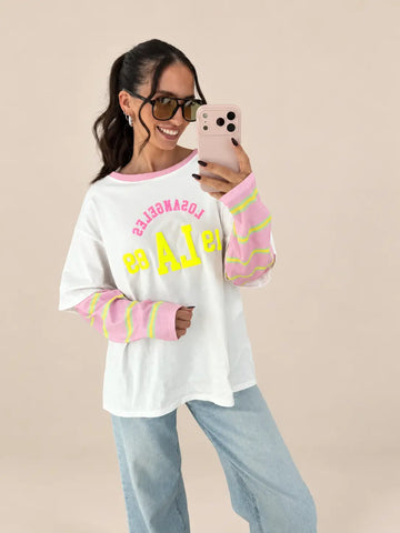 T-shirt oversize college donna in rosa, abbinata a jeans chiari | Lisa’s Boutique